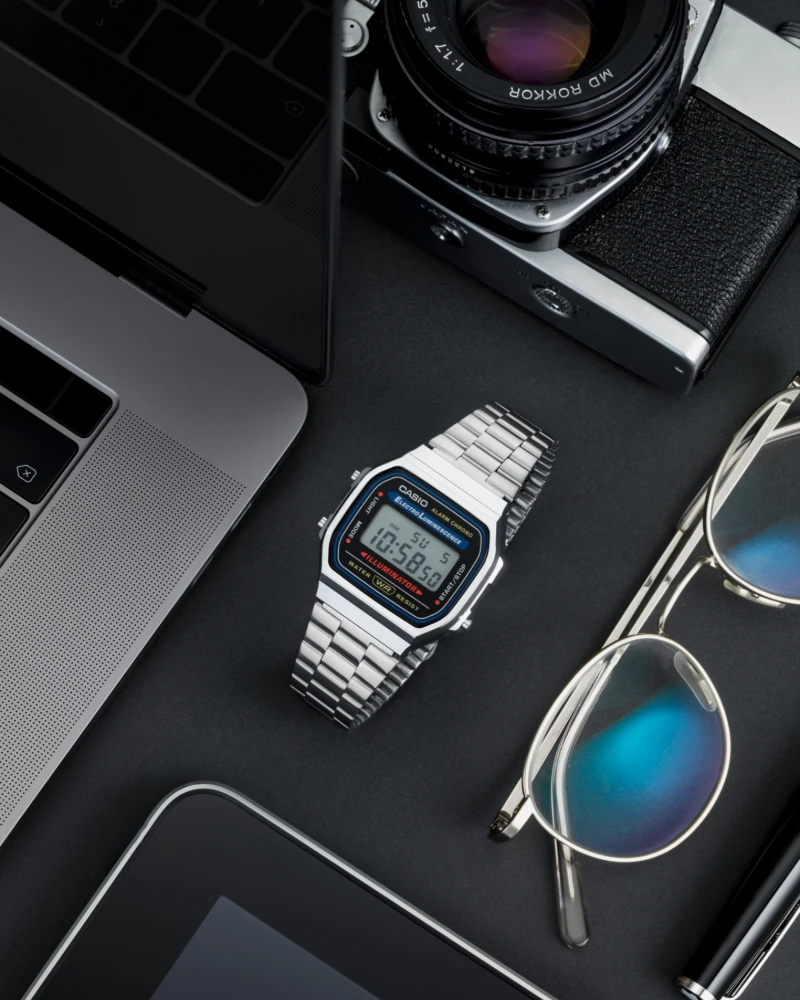 Produkt-Flatlay mit Casio-Uhr und Kamera